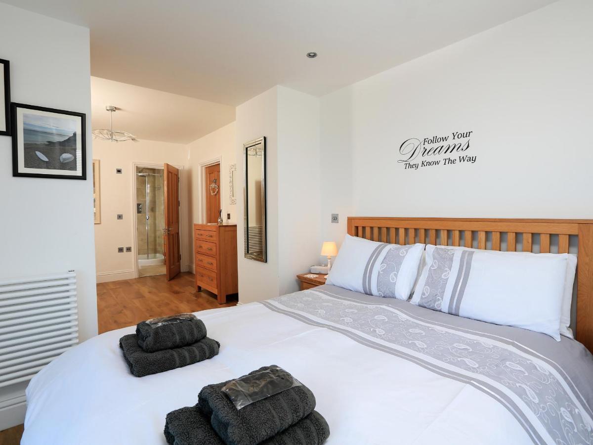 1 At The Beach Beesands Экстерьер фото