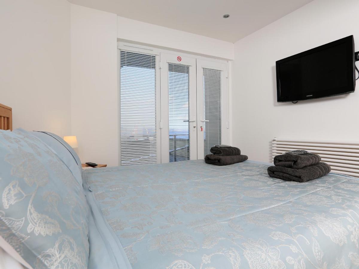 1 At The Beach Beesands Экстерьер фото