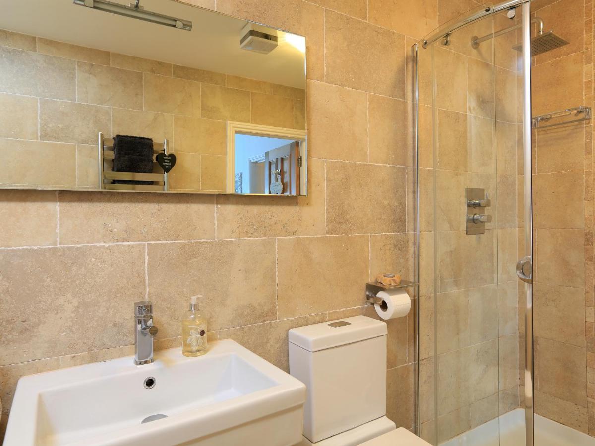 1 At The Beach Beesands Экстерьер фото