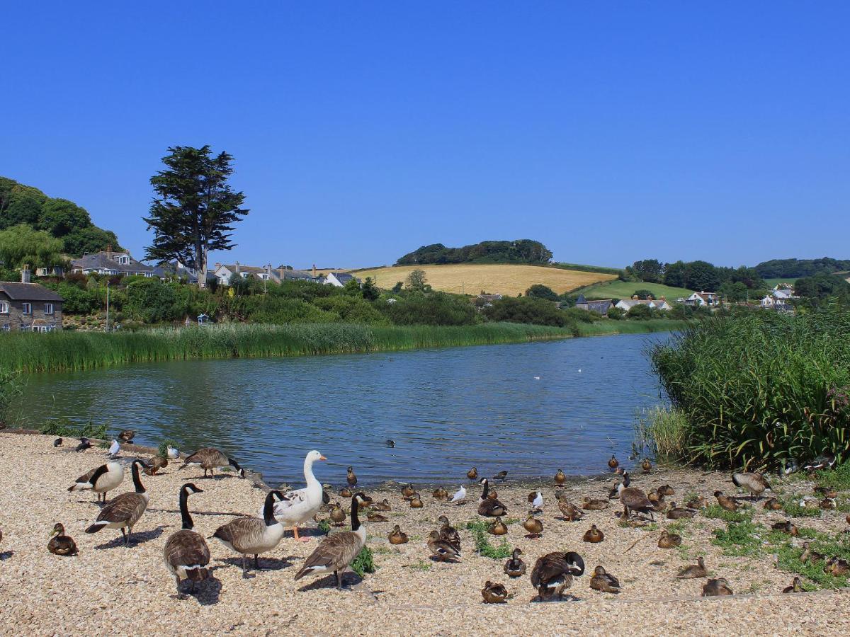 1 At The Beach Beesands Экстерьер фото