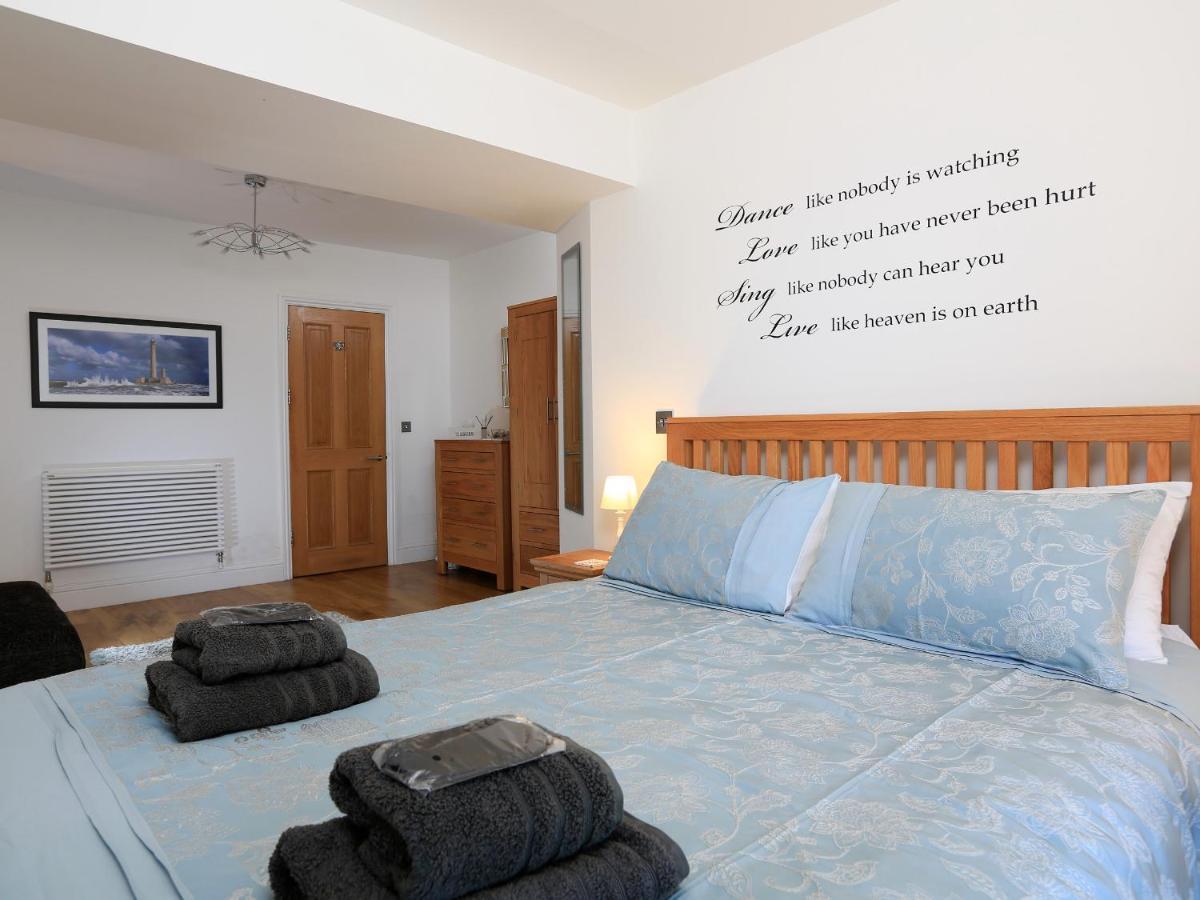 1 At The Beach Beesands Экстерьер фото